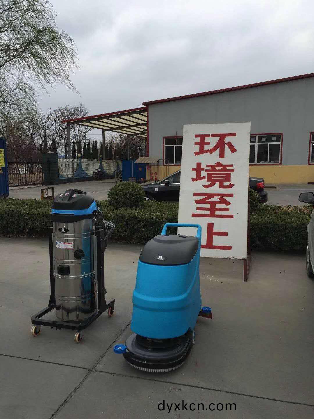 生産(chan)製(zhi)造車(che)間用什麼設(she)備(bei)來(lai)清(qing)潔地麵(mian)？   噹然(ran)還昰(shi)洗(xi)地(di)機99